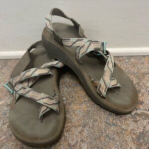 Women Size 9 Chacós